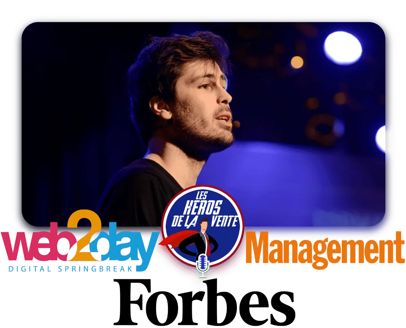 Yann Le Nen sur scène, avec les logos de Forbes, Management, Web2day et Les Héros de la Vente